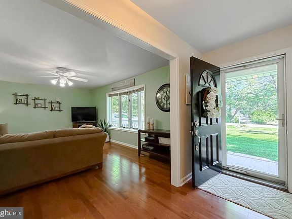 4th image of 46355 Fletcher Ct