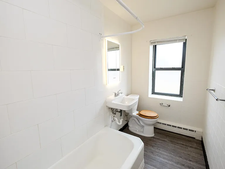 Laurel Terrace — Photo 17