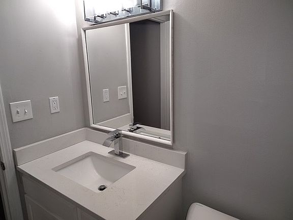 4th image of 1050 Horsemans Ln APT 203