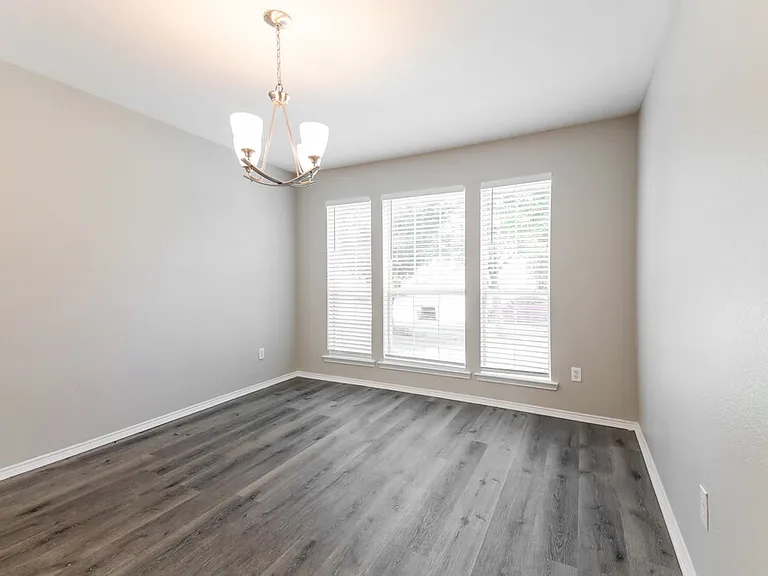 1107 Caroline Dr — Photo 7