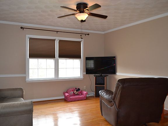 2nd image of 124 Brook Cir