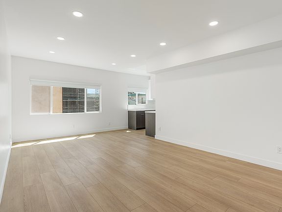 4th image of 5446 Romaine St APT 8