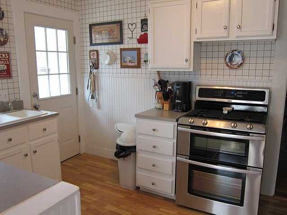 4th image of 221 E Fordice St