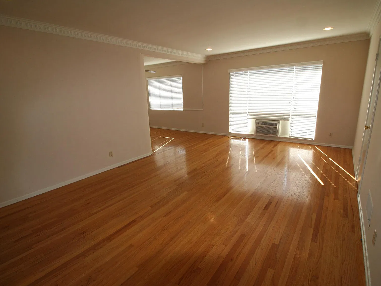 2 bed, 1.5 bath, 1100 sqft, $2,850 — Photo 2