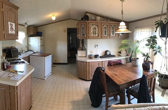 2nd image of 933 Pembrooke Ln
