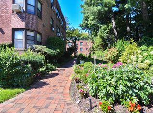 2 Town House Pl APT 2G, Great Neck, NY 11021