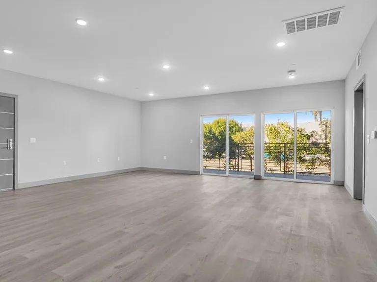 7040 Woodman Ave #107 — Photo 5