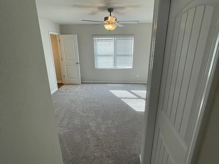 1063 Peony Ln — Photo 7