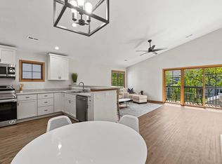 2264 Circle Rdg #B, Delafield, WI 53018