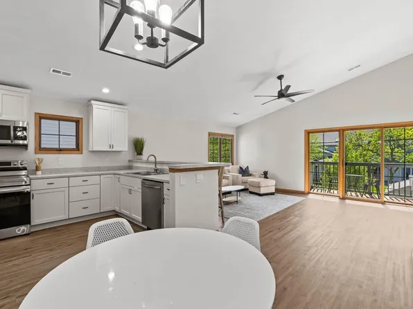 2264 Circle RIDGE #B, Delafield, WI 53018