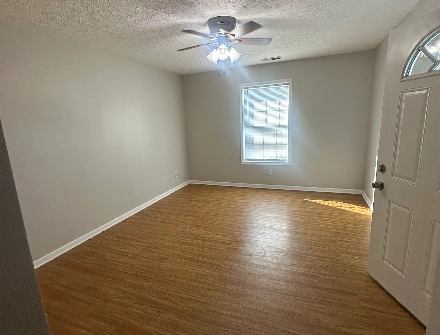 2 bed, $925 — Photo 1