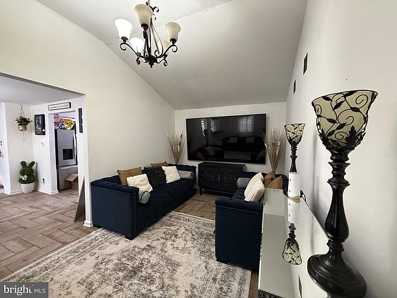 5th image of 1270 Kathy Ln