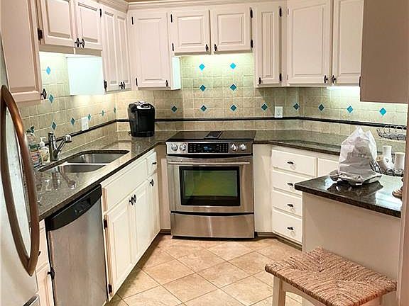 2nd image of 798 Mallery St APT 18
