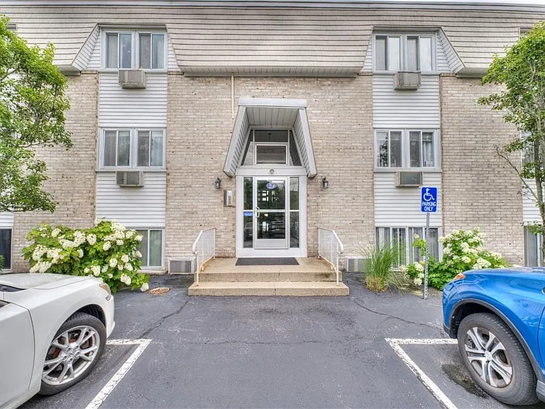4430 Post Rd #B-18 — Photo 2