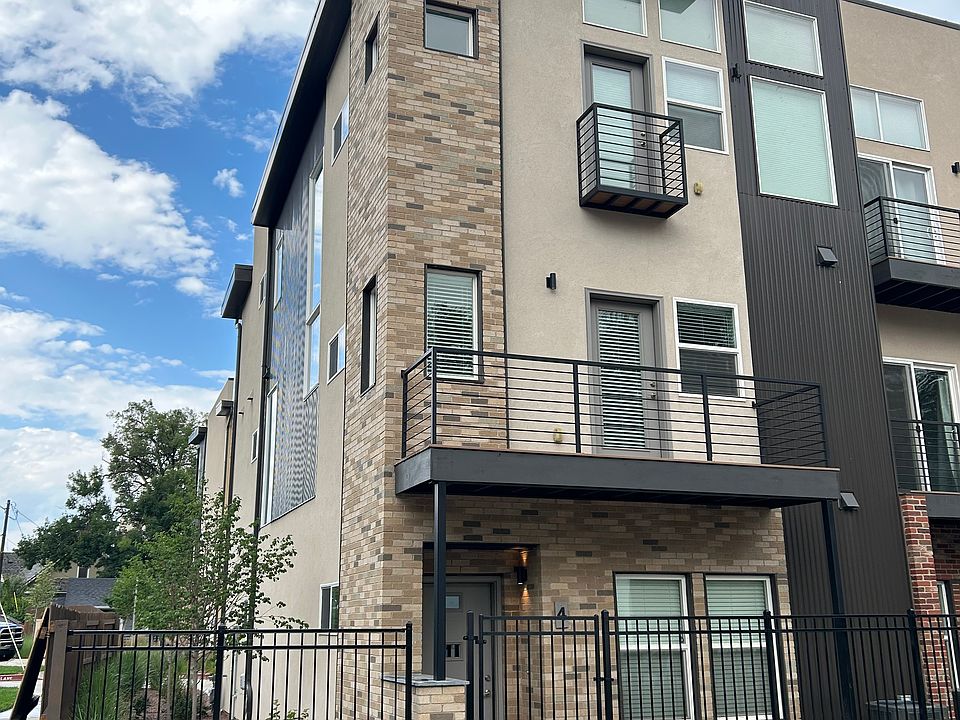 End unit townhome