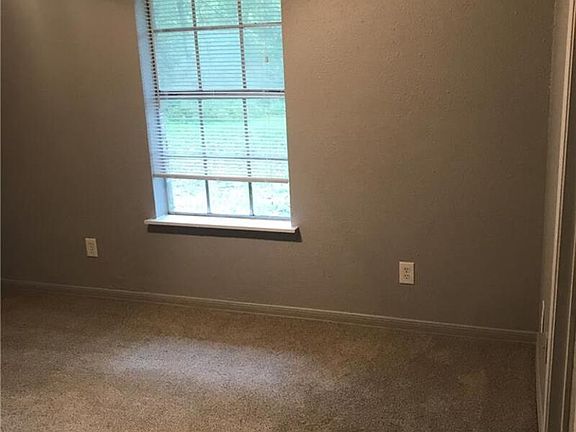 5th image of 211 Bradshaw St