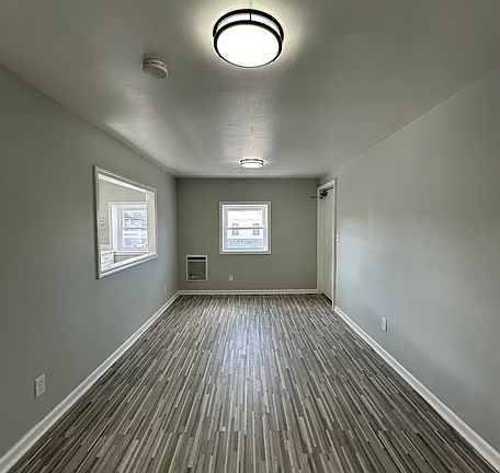 3rd image of 385 Somerset St #19