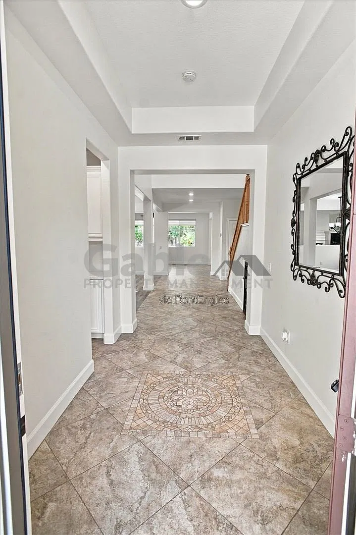 4 bed, 3.0 bath, 3108 sqft, $4,500 — Photo 2