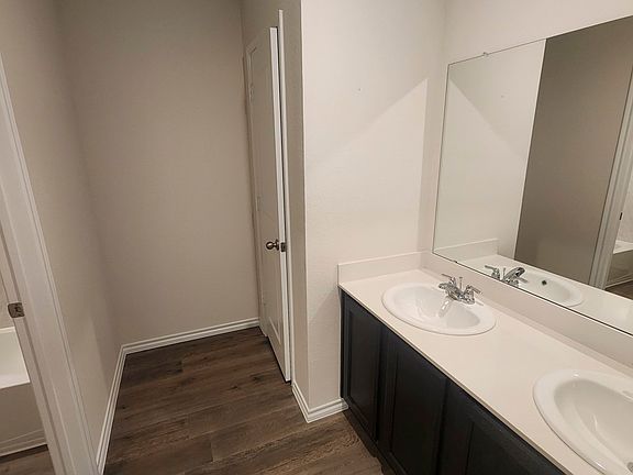 4th image of 506 White Willow Dr