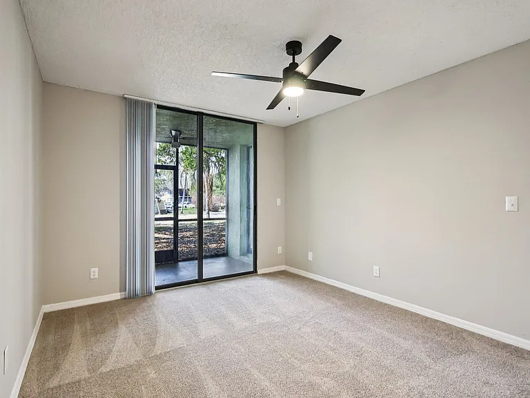 Lakeside Glen Apartments — Photo 13