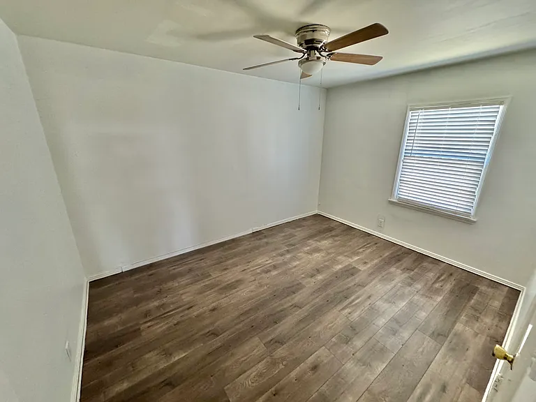 19335 Roscoe Blvd — Photo 7