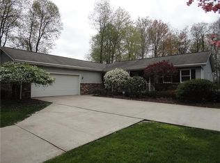 36 Forest Glen Dr, Grove City, PA