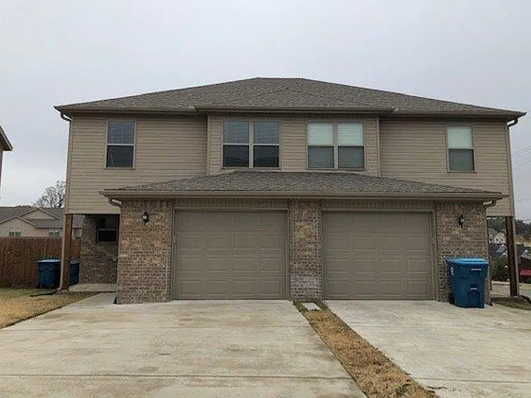 600 SW Loudon Dr #1 — Photo 1