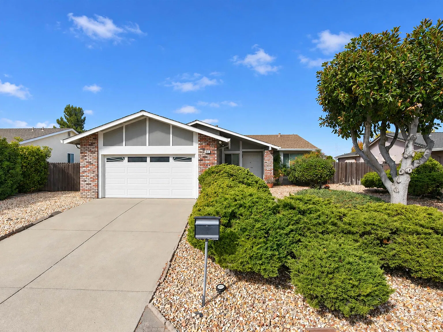 3 bed, 2.0 bath, 1425 sqft, $3,200 — Photo 1