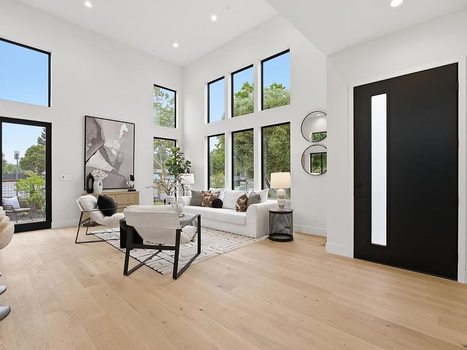 1st image of 702 Ellsworth Pl