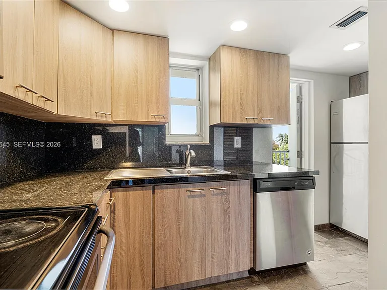 1674 Bay Rd #301 — Photo 7