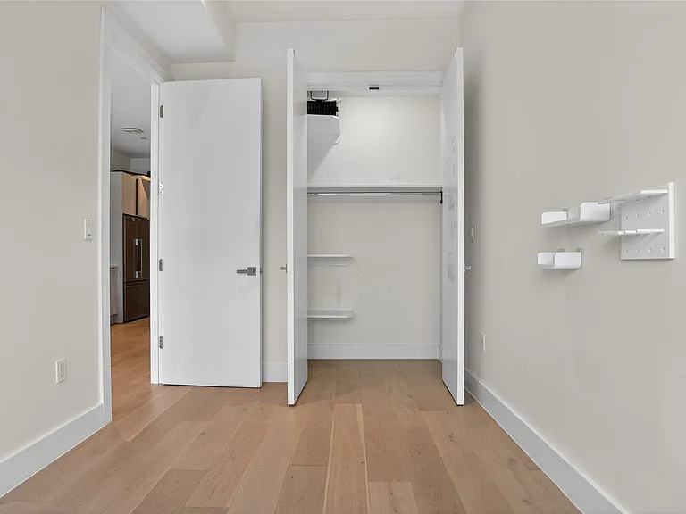 1129 Halsey St #4R — Photo 5