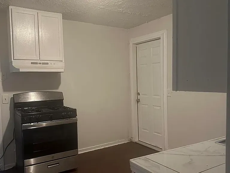 2221 Woodlawn St #2221 — Photo 6