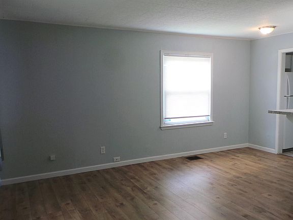 3rd image of 811 N Twyckenham Dr