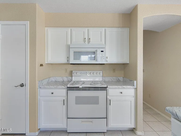 10622 W Mohawk Ln — Photo 6