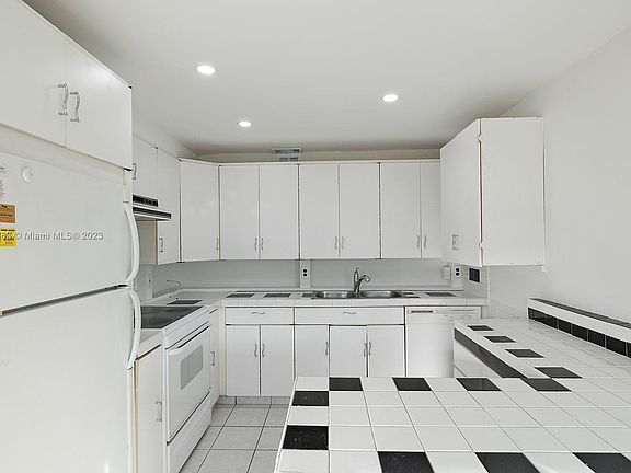 2nd image of 1031 Farnham #1031-O