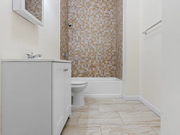 212 N Clinton Ave — Photo 13