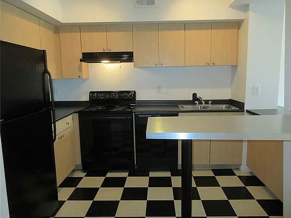 5th image of 2331 W Horatio St Unit 631