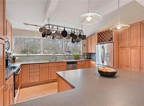 4th image of 18 Inwood Ln E