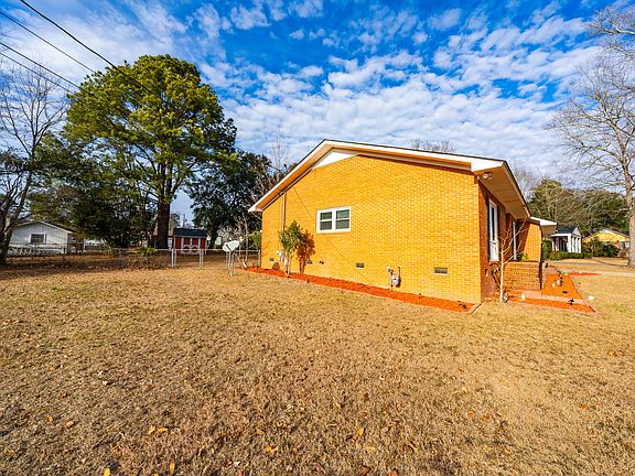 5th image of 36 Ellen Dr