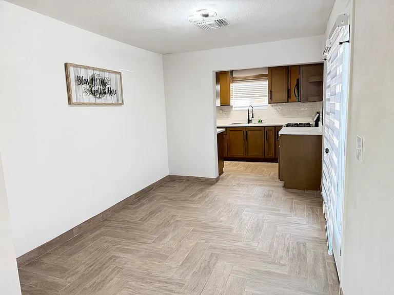 244 E Spring St — Photo 10