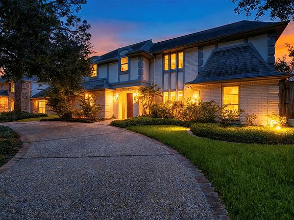 2nd image of 923 Daria Dr