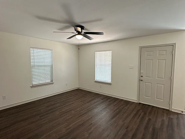 809 Sabine St — Photo 7