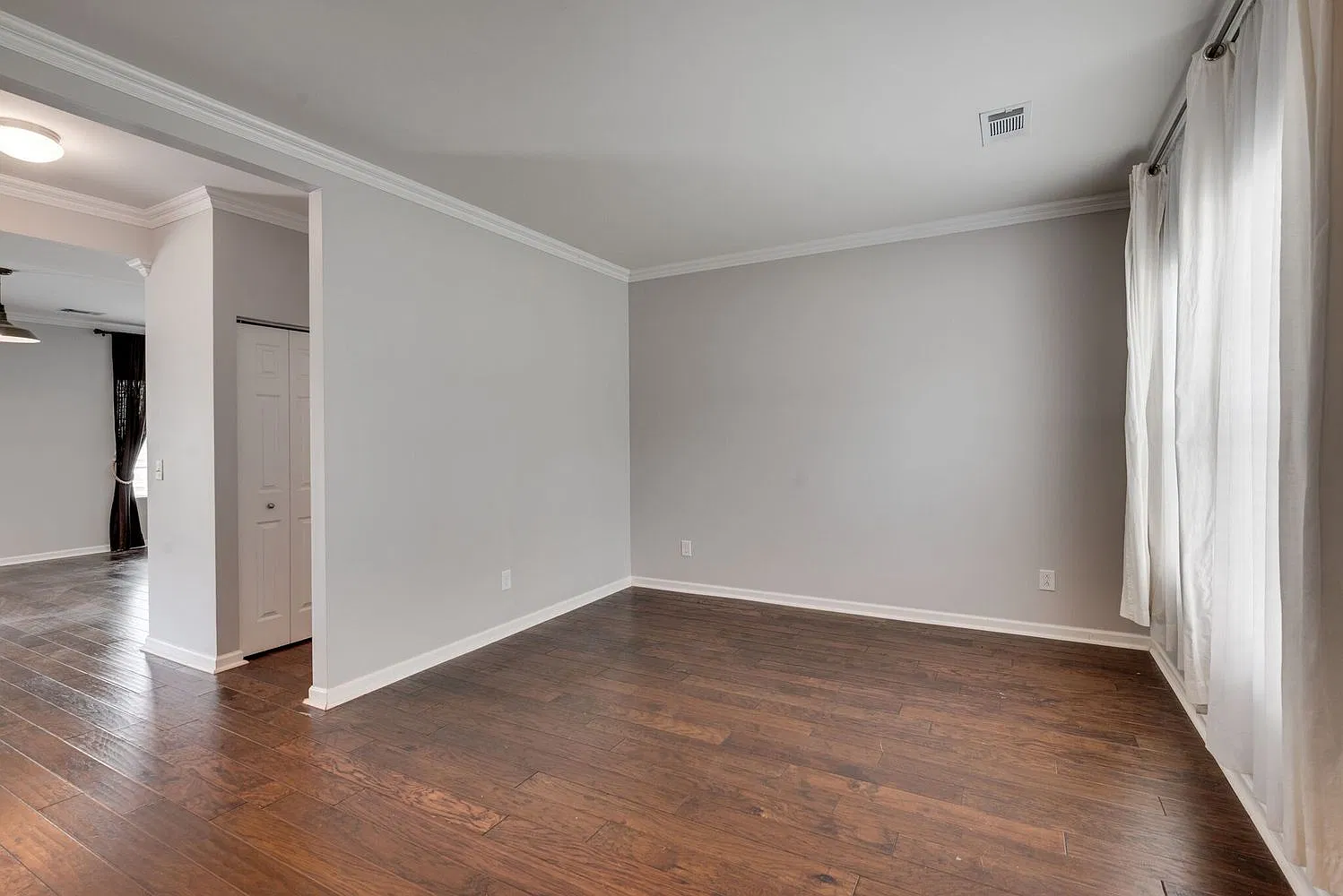 3 bed, 2.5 bath, 1981 sqft, $2,200 — Photo 2