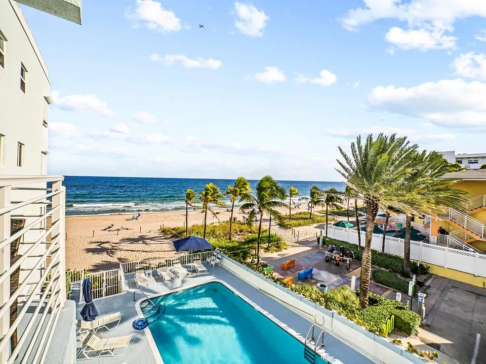 4300 El Mar Dr #33