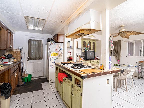 3rd image of 986 Sharon Dr