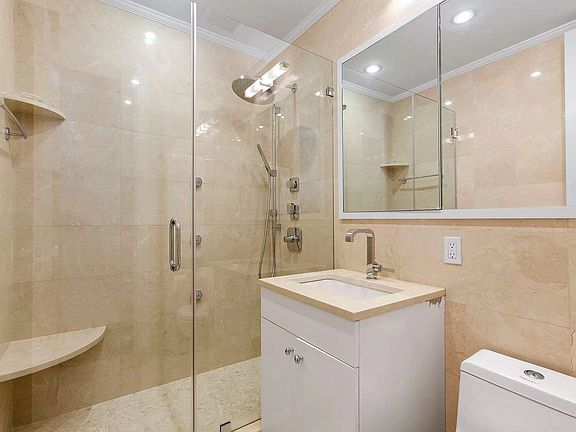 4th image of 58 W 58th St APT 11E