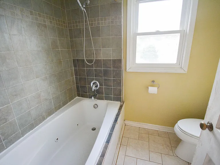 1418 3 1/2 St SE — Photo 8