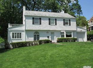 24 Pond Park Rd, Great Neck, NY 11023