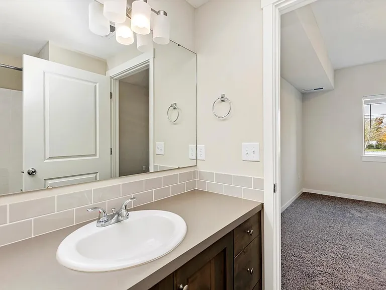 Owyhee Park Apartments — Photo 29