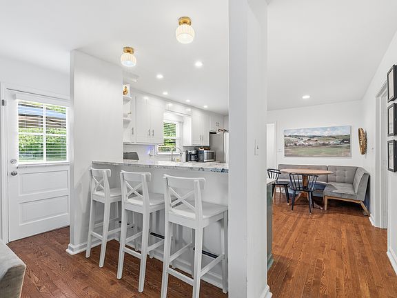 4th image of 10716 Lakeshore Dr W
